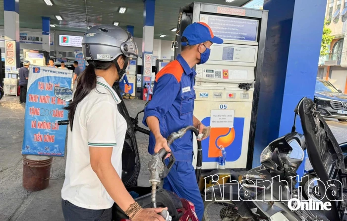 Giá xăng, dầu cùng tăng