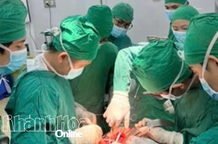 Phẫu thuật cứu sống cụ bà vỡ phình động mạch chủ bụng