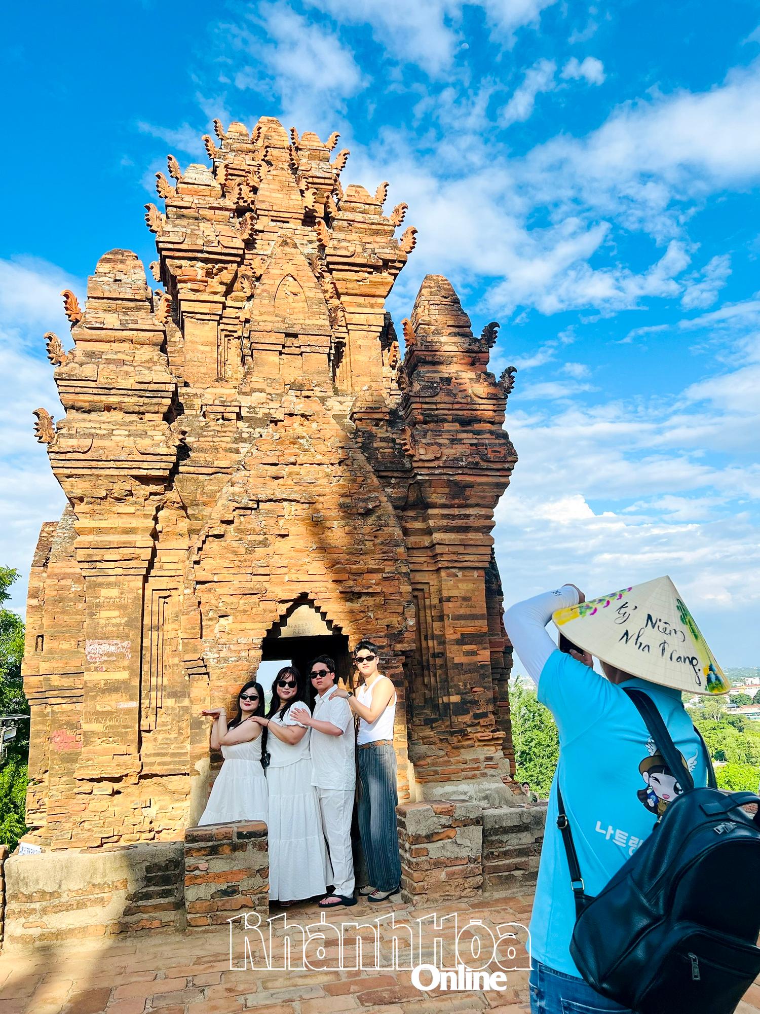 Khách Hàn Quốc tham quan Tháp Po Klong Garai.