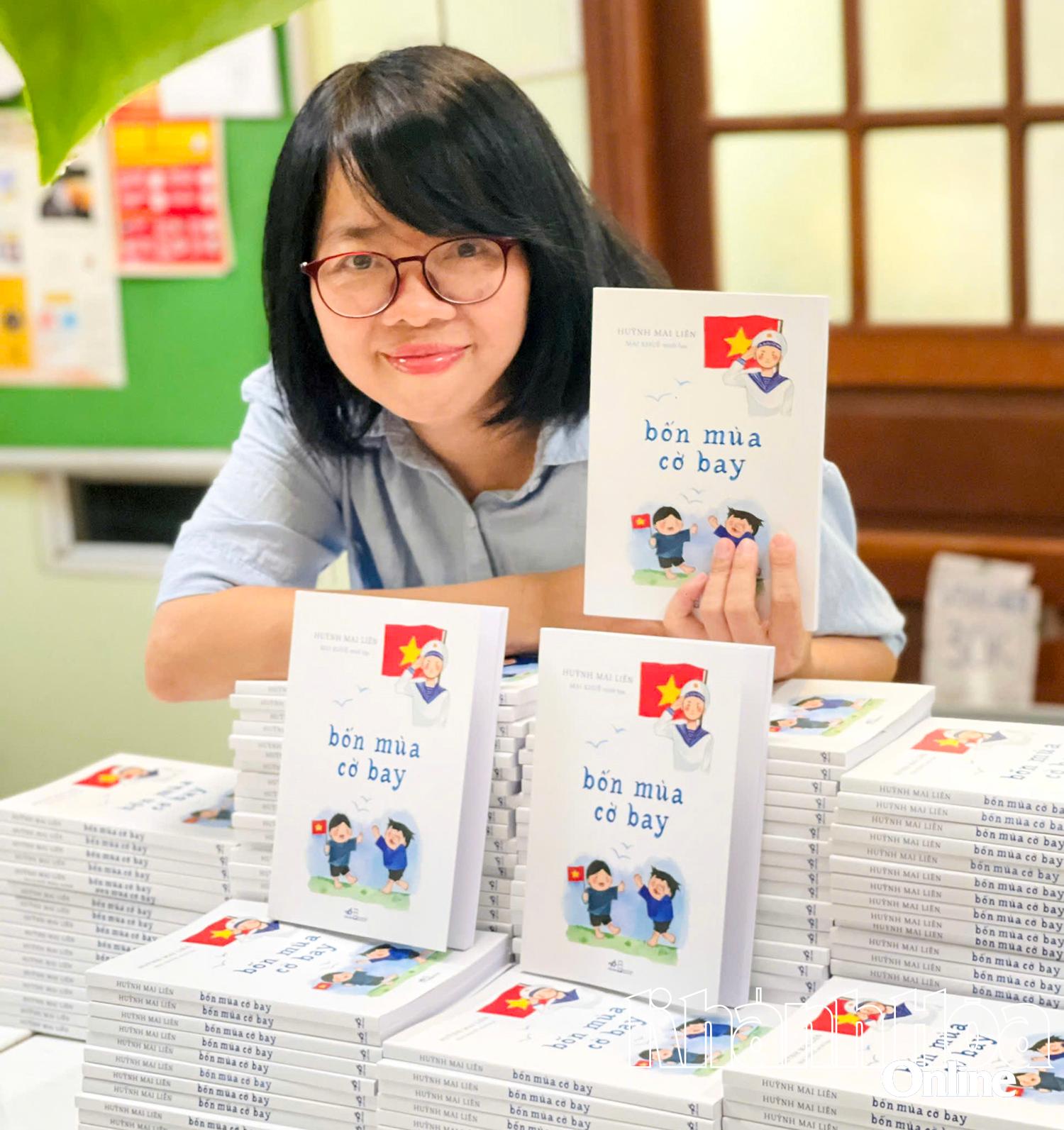 Nhà thơ Huỳnh Mai Liên bên tập thơ "Bốn mùa cờ bay". Ảnh nhân vật cung cấp