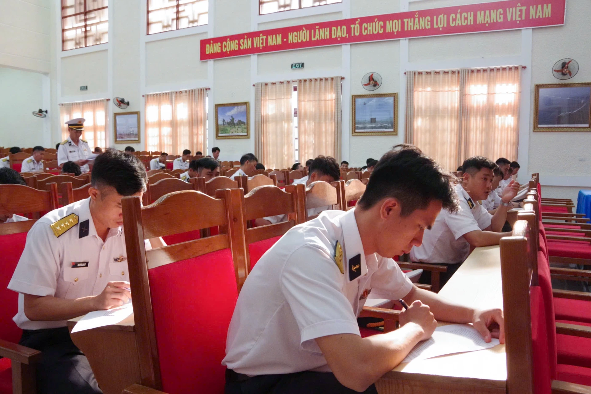 Các thí sinh tham gia các nội dung thi.
