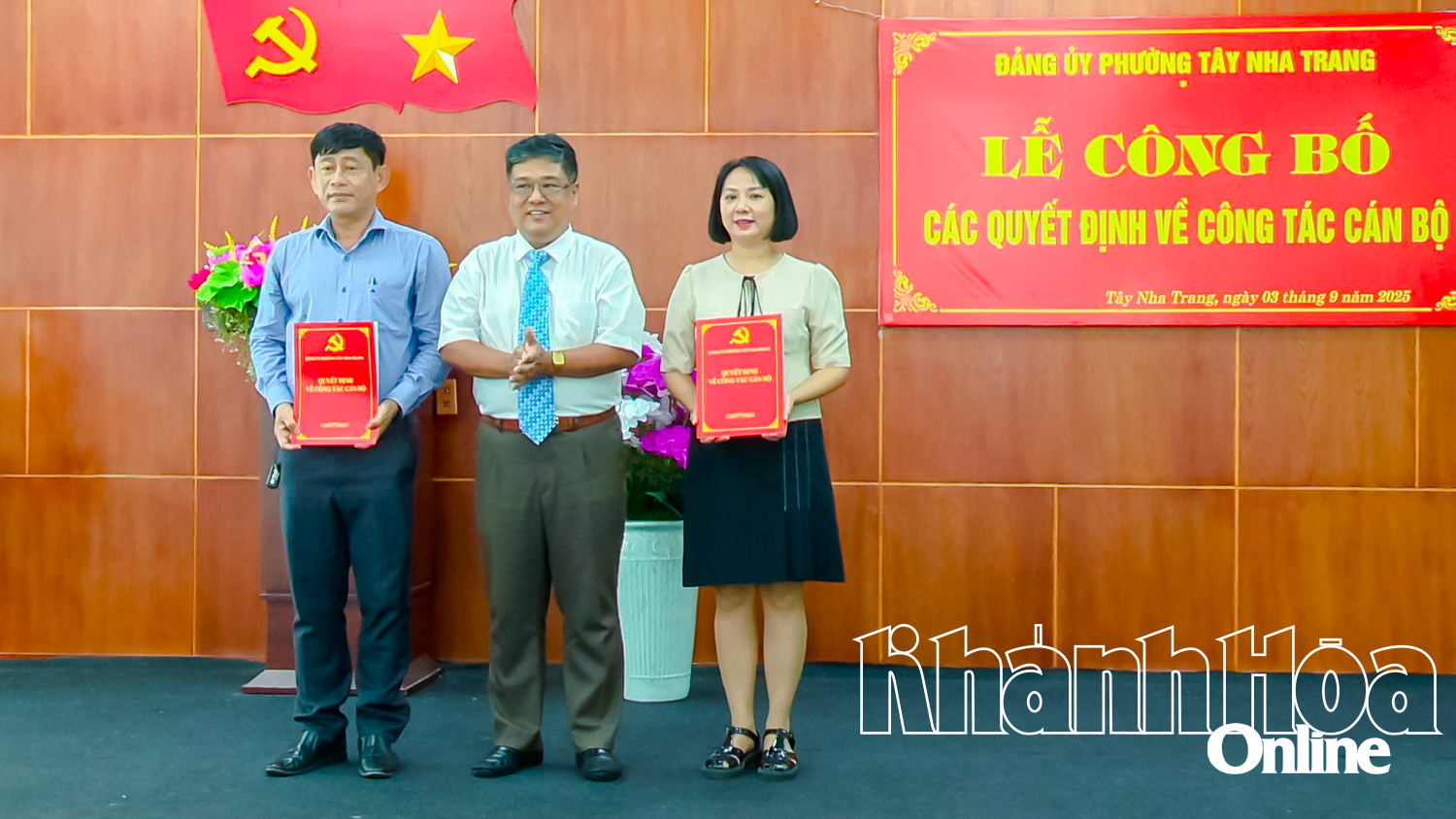 Đồng chí Trần Việt Trung - Bí thư Đảng ủy phường Tây Nha Trang trao quyết định cho hai đồng chí Trương Ngọc Quý và Lê Thị Thanh Đức.