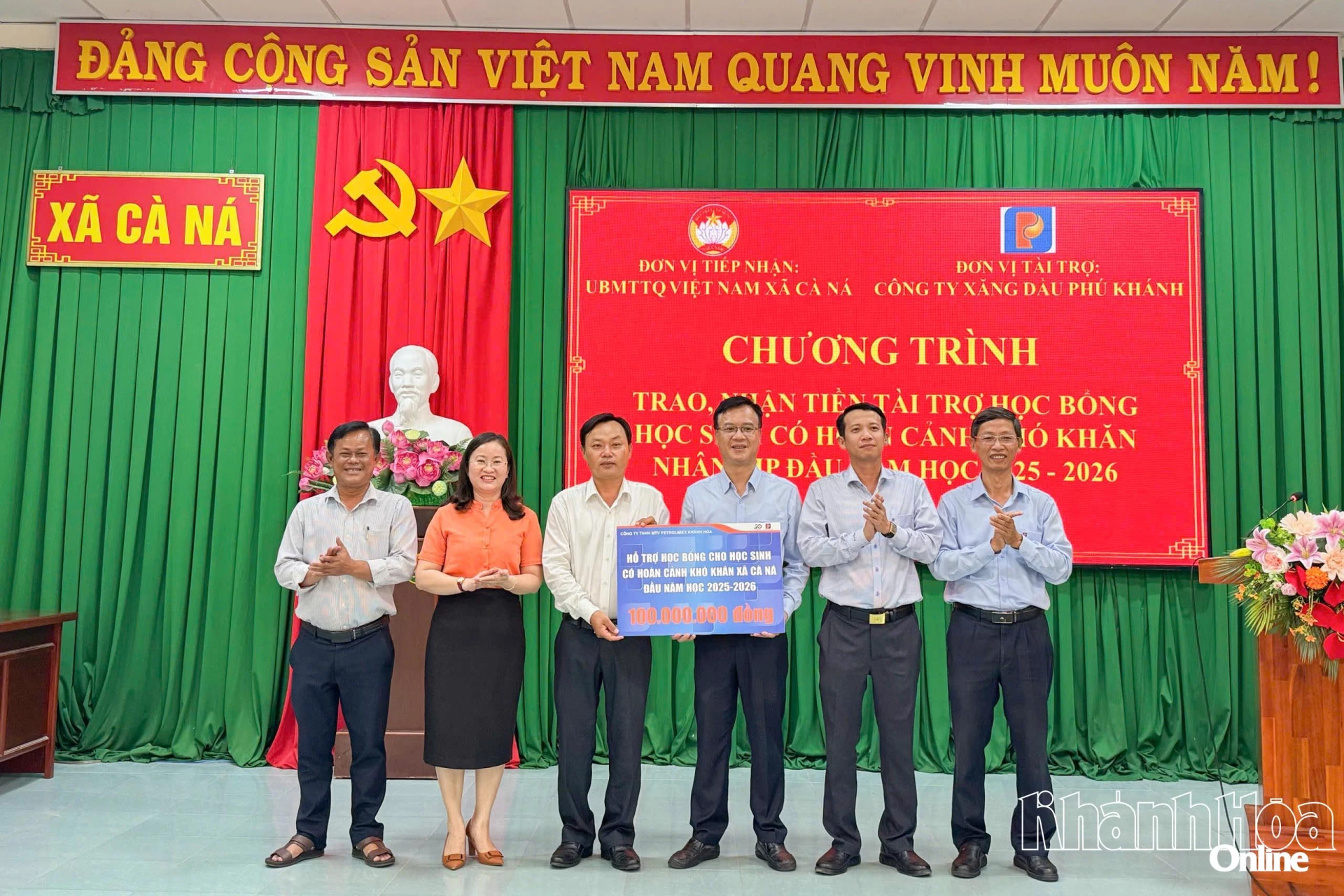 Đại diện Chi nhánh Xăng dầu Ninh Thuận trao bảng tượng trưng cho lãnh đạo xã Cà Ná.