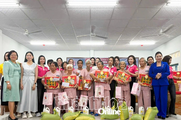 Thí sinh cuộc thi Hoa hậu Doanh nhân Hương sắc Việt Nam 2025 trao 100 suất quà cho các đối tượng bảo trợ xã hội