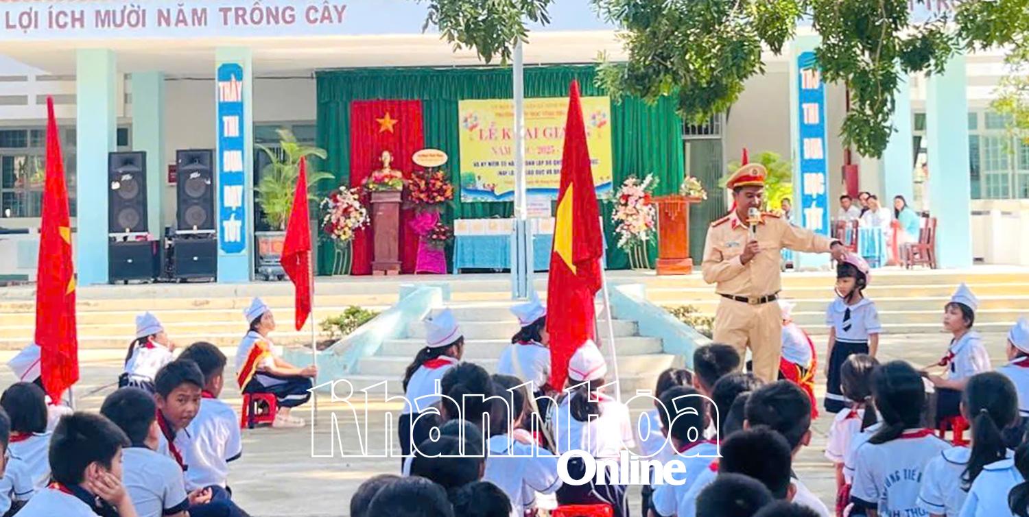 Cán bộ Đội Cảnh sát giao thông đường bộ số 15/1 tuyên truyền an toàn giao thông cho các học sinh Trường Tiểu học Vĩnh Thuận.