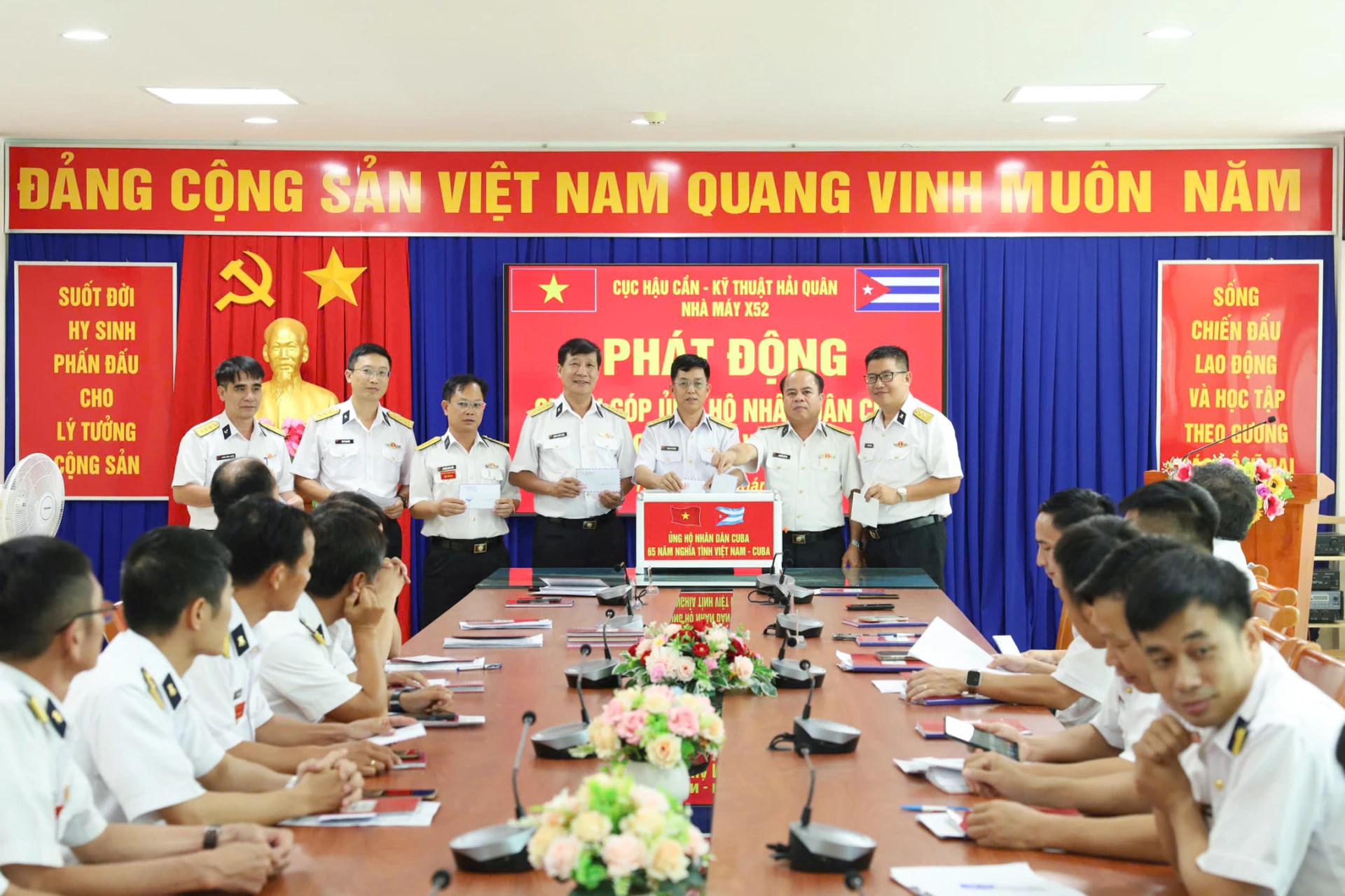 Đảng ủy, Ban Giám đốc Nhà máy quyên góp ủng hộ nhân dân Cuba.