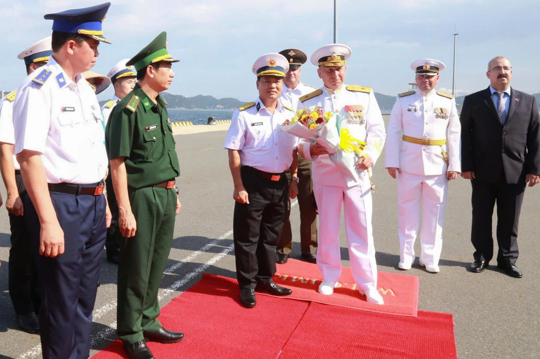 Đại tá Nguyễn Minh Lành tặng hoa Chuẩn Đô đốc Semenov Oleg Alekseevich.