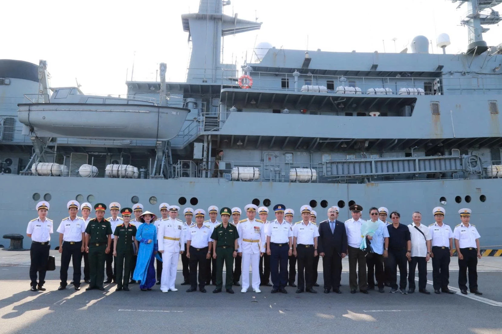 Hai đoàn chụp ảnh lưu niệm.