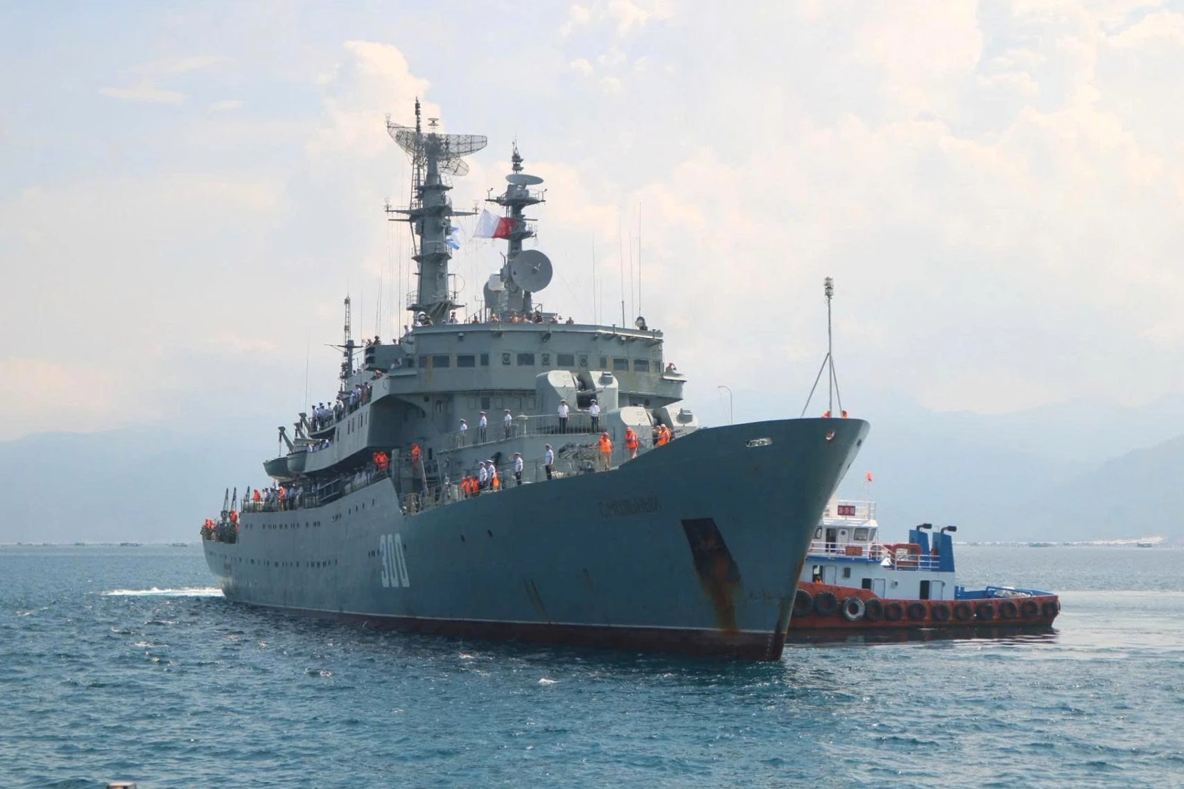 Tàu huấn luyện Smolny cập Cảng Quốc tế Cam Ranh.