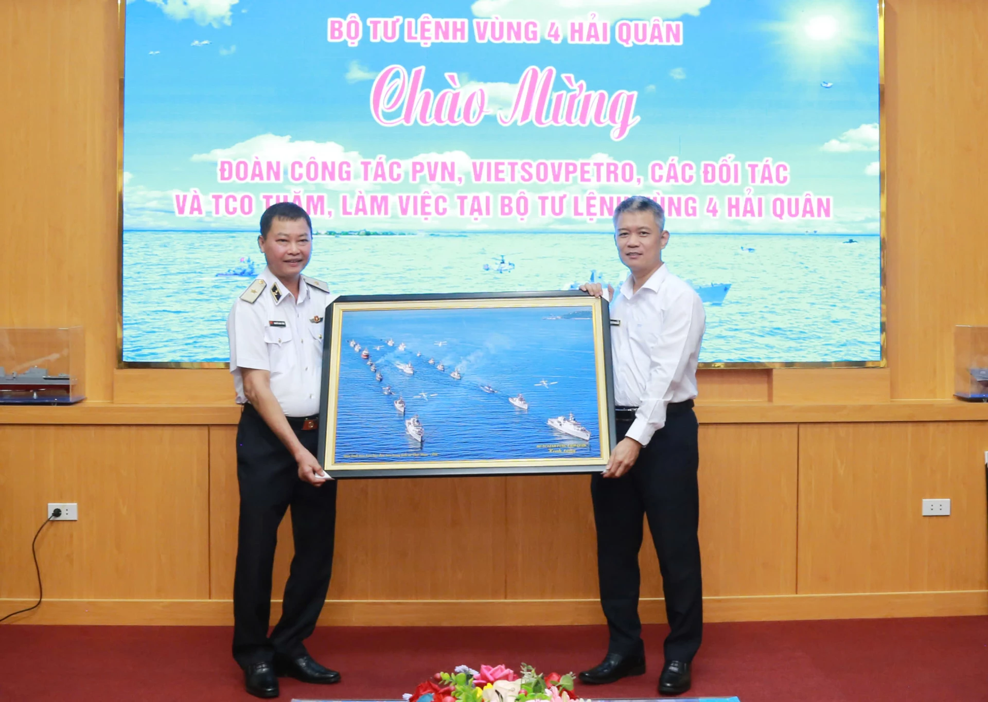 Thủ trưởng Bộ Tư lệnh Vùng tặng quà lưu niệm đến đoàn công tác.