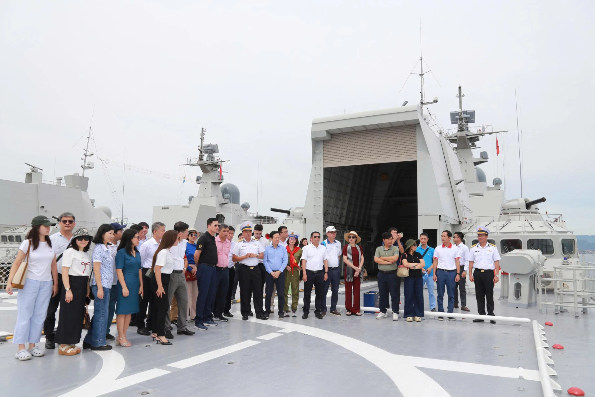 Đoàn công tác tham quan Lữ đoàn 162.