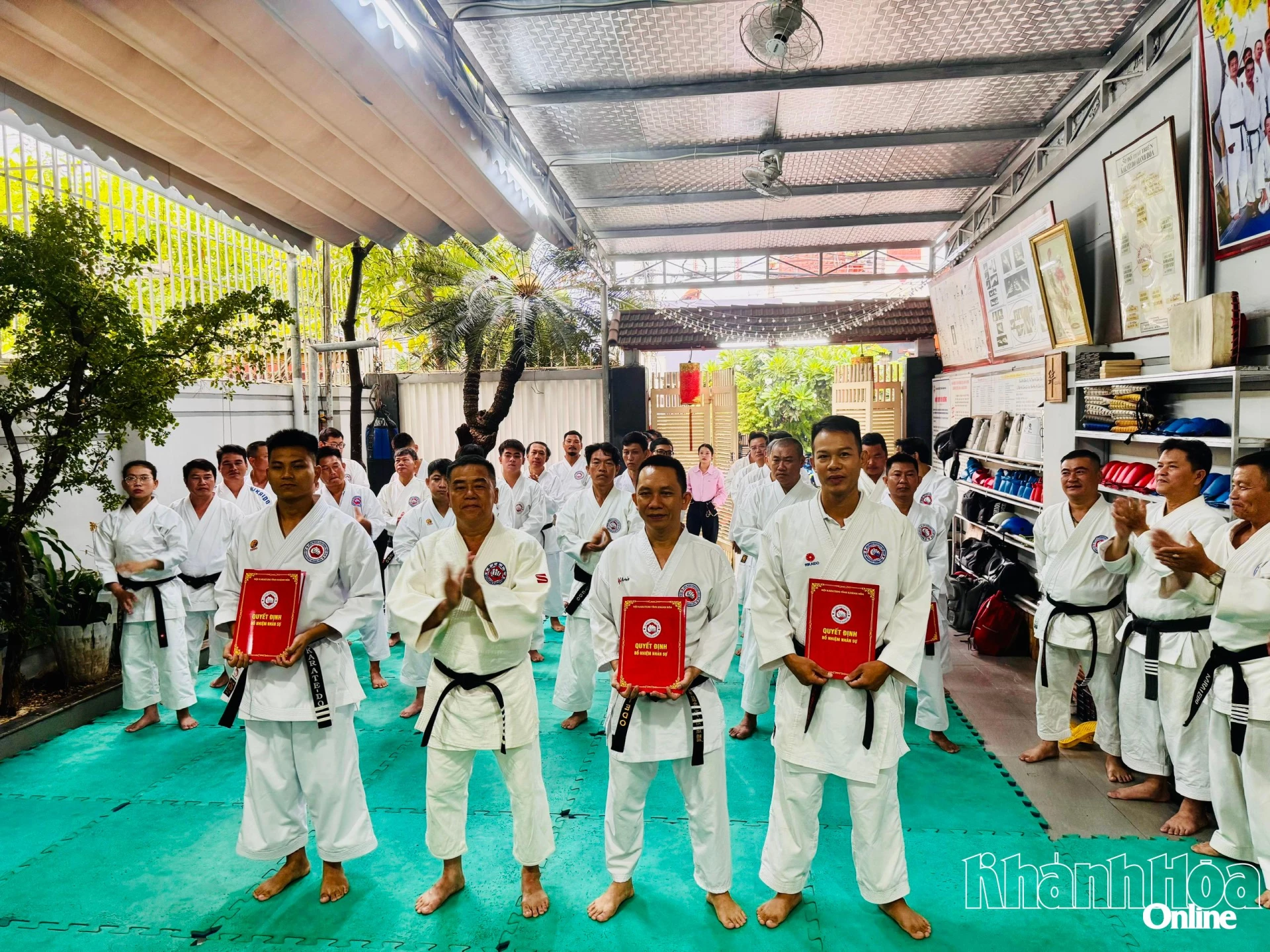 Võ sư Phan Gia Uẩn-Chủ tịch Hội Karate Khánh Hoà (thứ 2 từ trái qua) trao các quyết định thành lập chi hội trực thuộc.