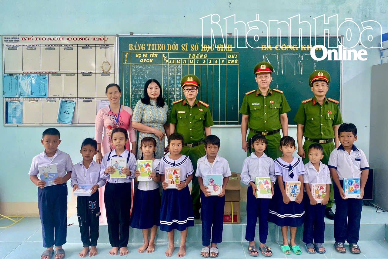 Công an xã Công Hải tặng vở cho các em học sinh có hoàn cảnh khó khăn trên điaj bàn.
