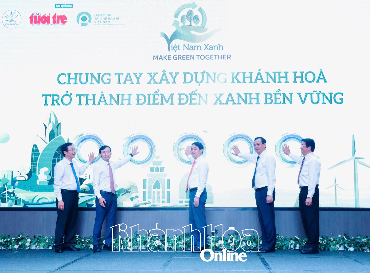 Bí thư Tỉnh ủy Nghiêm Xuân Thành cùng các đại biểu bấm nút chung tay xây dựng Khánh Hòa trở thành điểm đến xanh bền vững.
