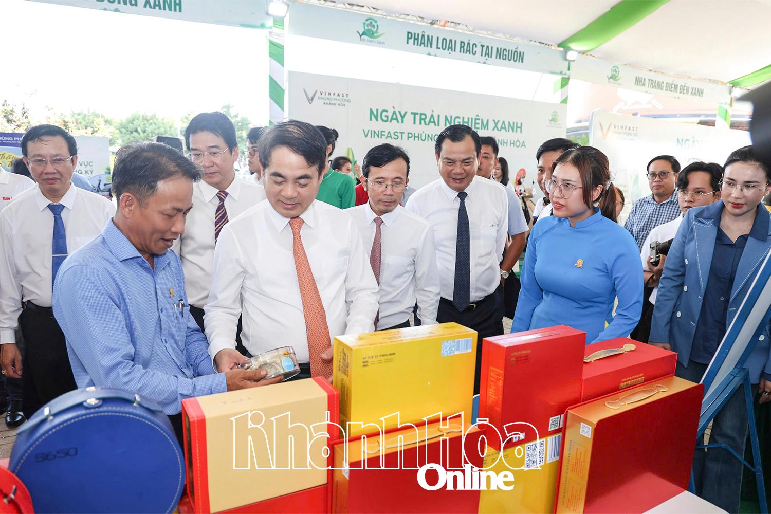 Bí thư Tỉnh ủy Nghiêm Xuân Thành cùng các đại biểu xem sản phẩm của Công ty TNHH Nhà nước Một thành viên Yến sào Khánh Hòa trưng bày ở Ngày trải nghiệm xanh tại Khánh Hòa.
