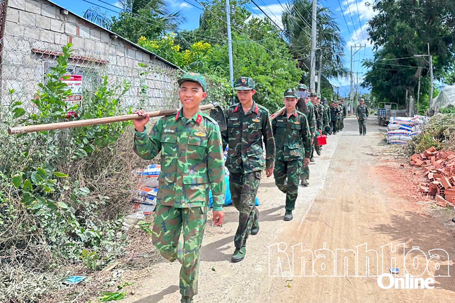 Cán bộ, chiến sĩ trong đợt hành quân dã ngoại làm công tác dân vận.
