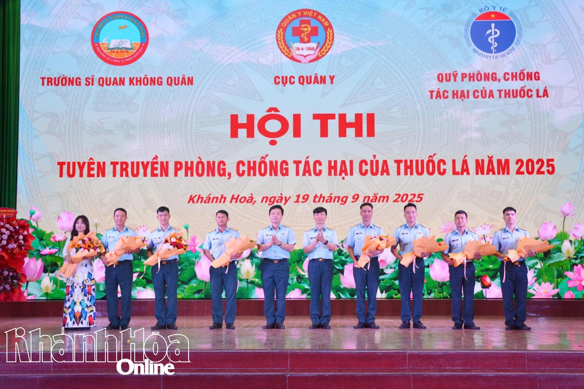 Ban tổ chức tặng hoa lưu niệm cho đại diện các đội thi.