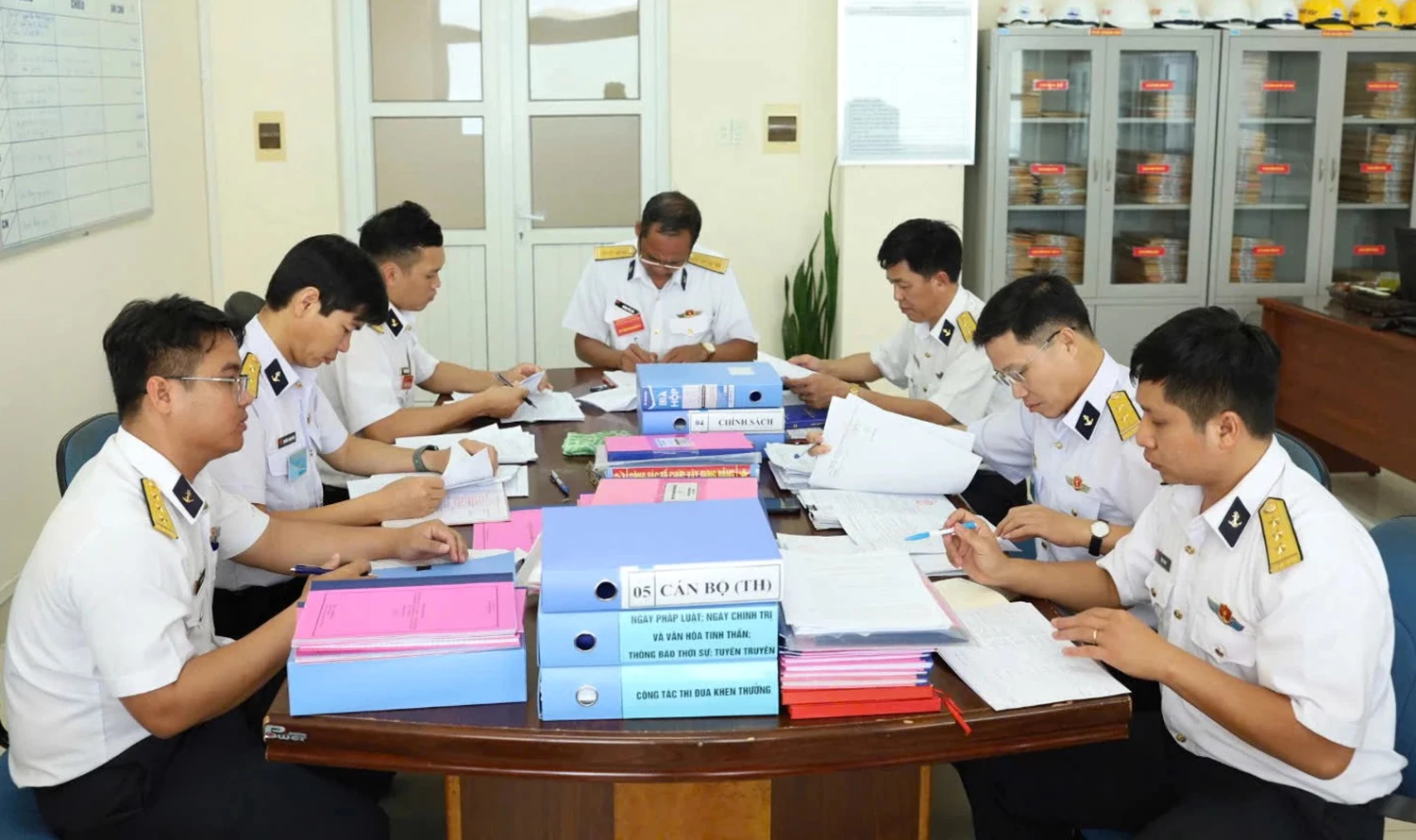 Đoàn công tác kiểm tra nội dung sổ sách công tác đảng, công tác chính trị.