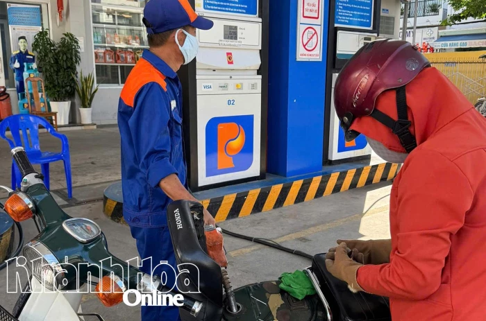 Giá xăng giảm mạnh