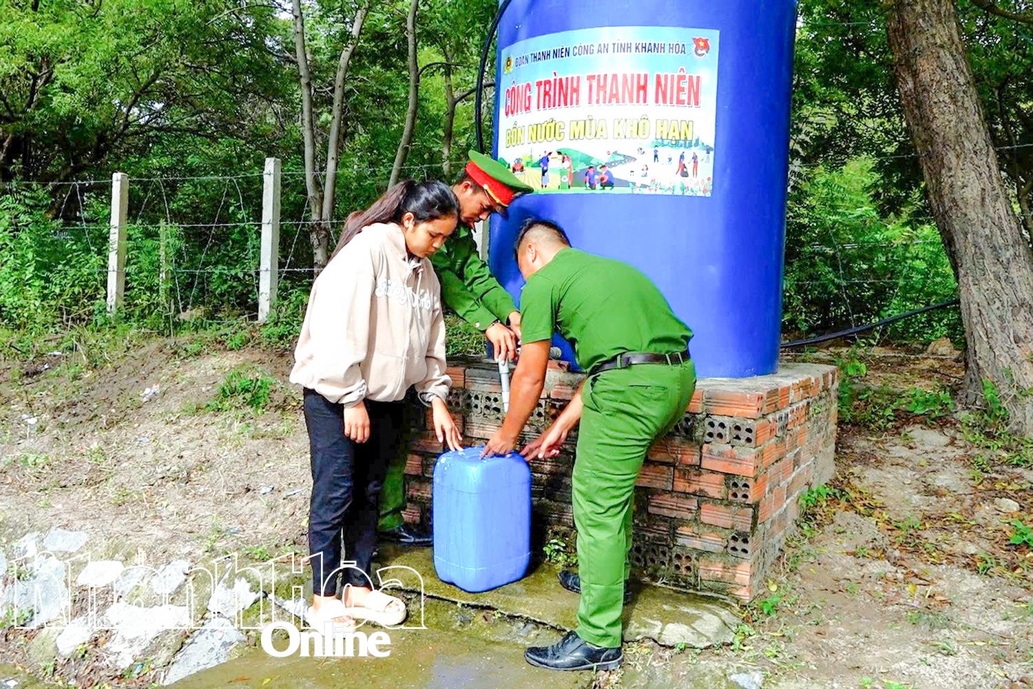 Mô hình Bồn nước mùa khô hạn của Đoàn Thanh niên Trại Tạm giam số 2 đã giúp người dân có nước sạch sử dụng.
