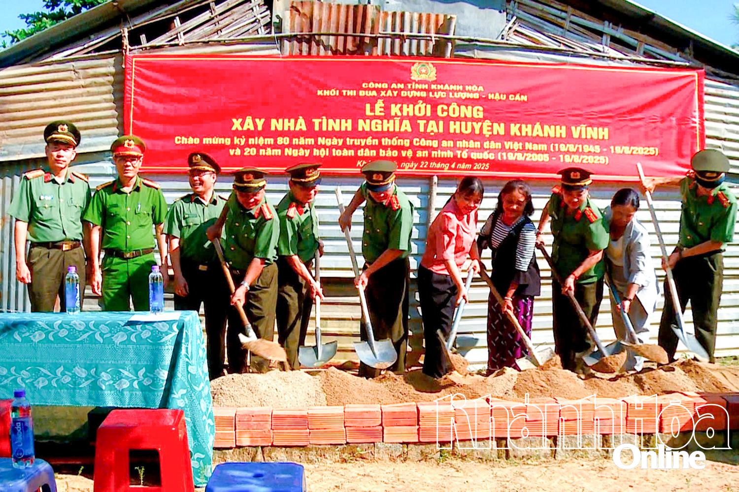 Cán bộ, chiến sĩ Công an tỉnh khởi công xây dựng nhà cho bà Ca Thị Hiền, xã Nam Khánh Vĩnh.
