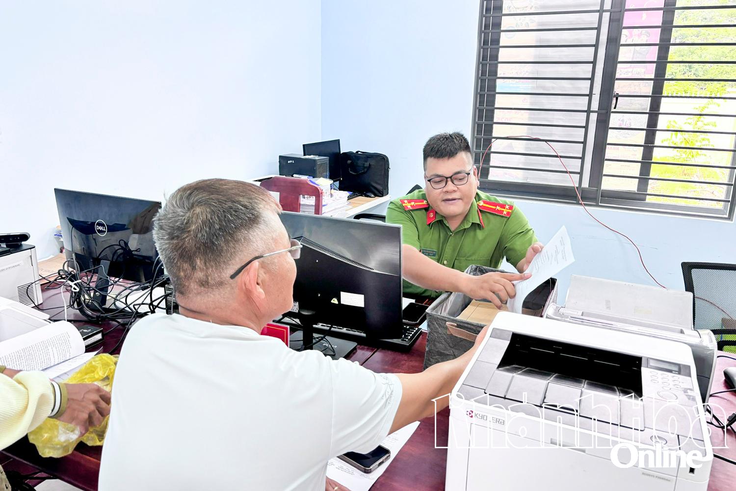 Công an xã Nam Cam Ranh tận tình hỗ trợ người dân thực hiện thủ tục hành chính.
