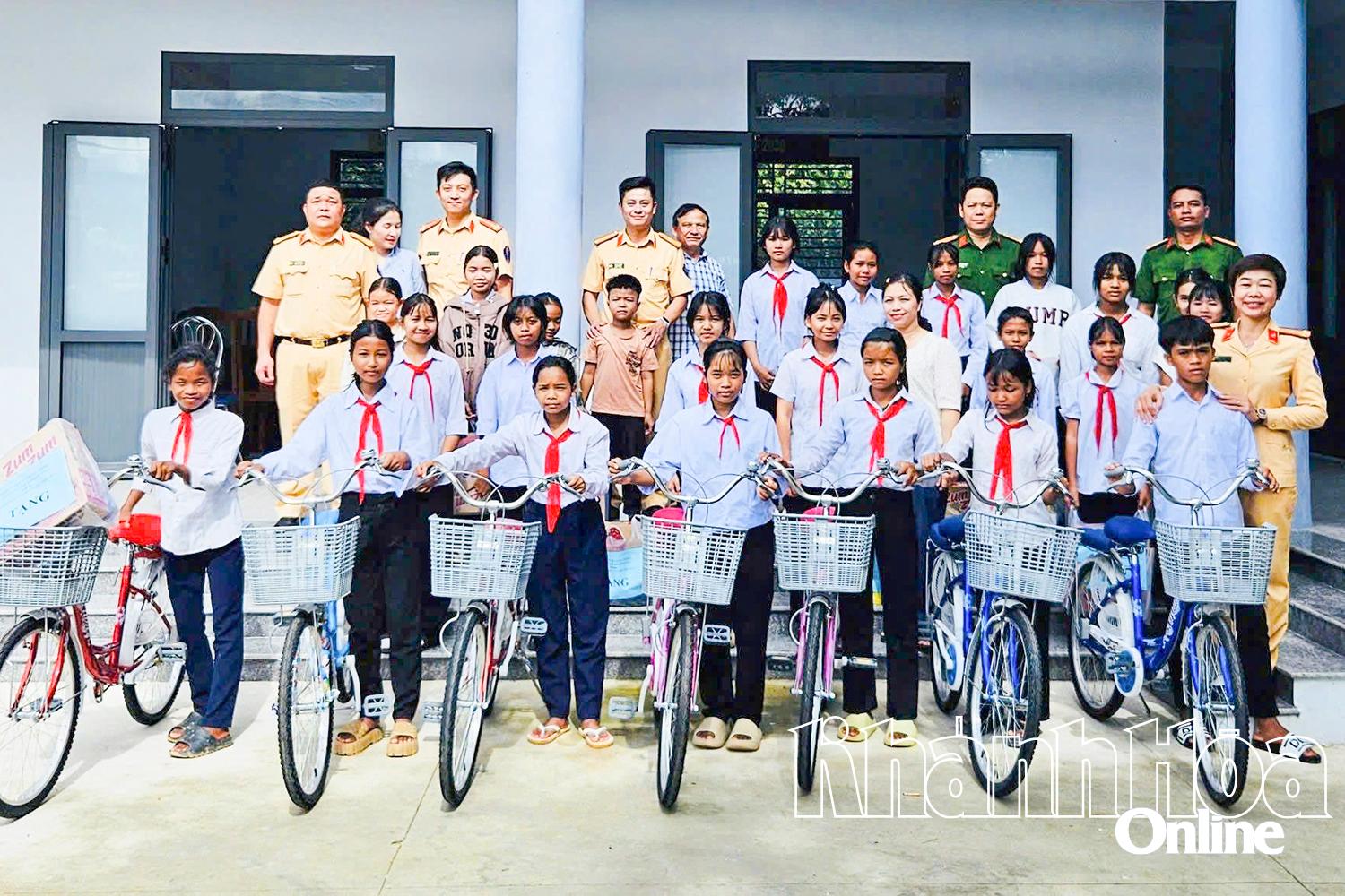 Phòng Cảnh sát giao thông Công an tỉnh tặng xe đạp cho học sinh có hoàn cảnh khó khăn trên địa bàn xã Tây Khánh Sơn.
