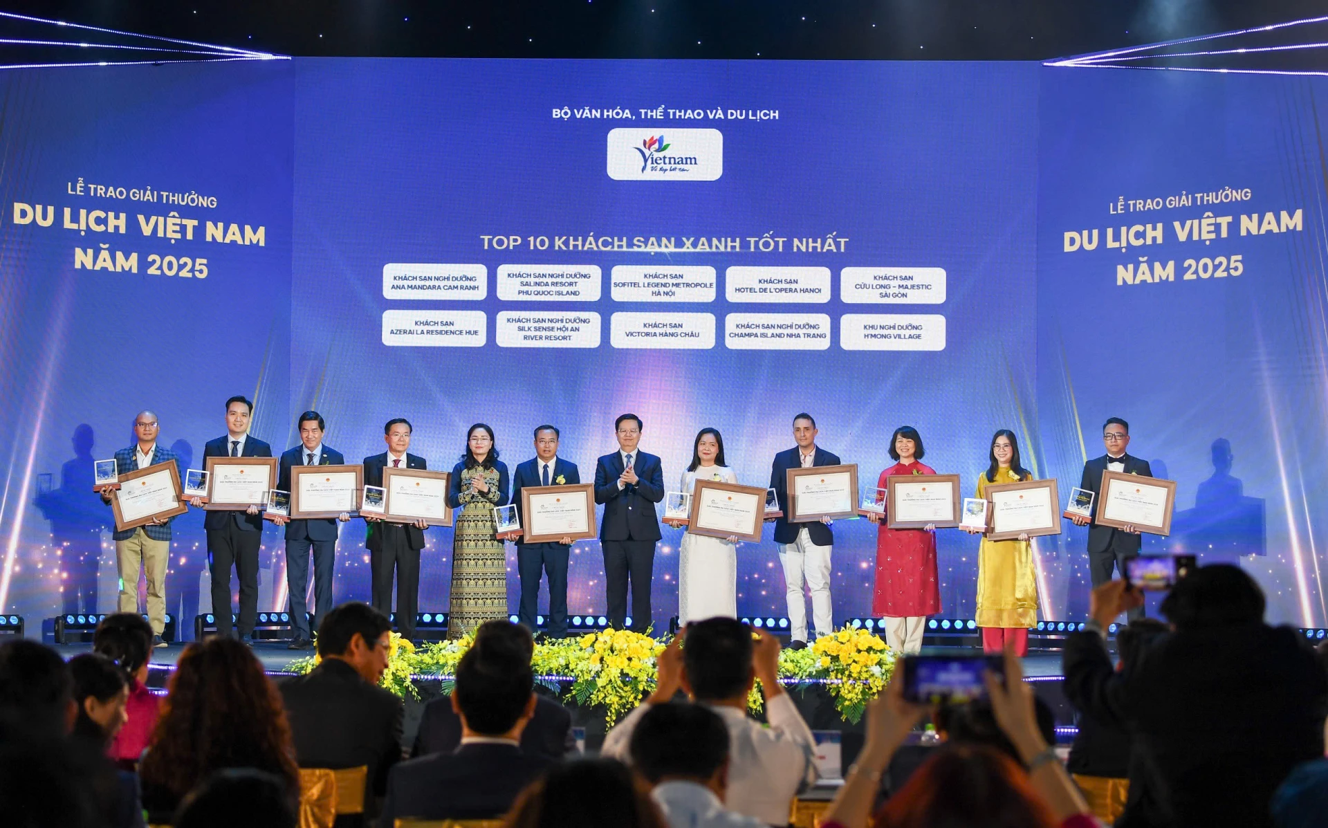 Đại diện Champa Island Nha Trang (ngoài cùng bên trái) nhận Giải thưởng Khách sạn xanh tốt nhất Việt Nam.