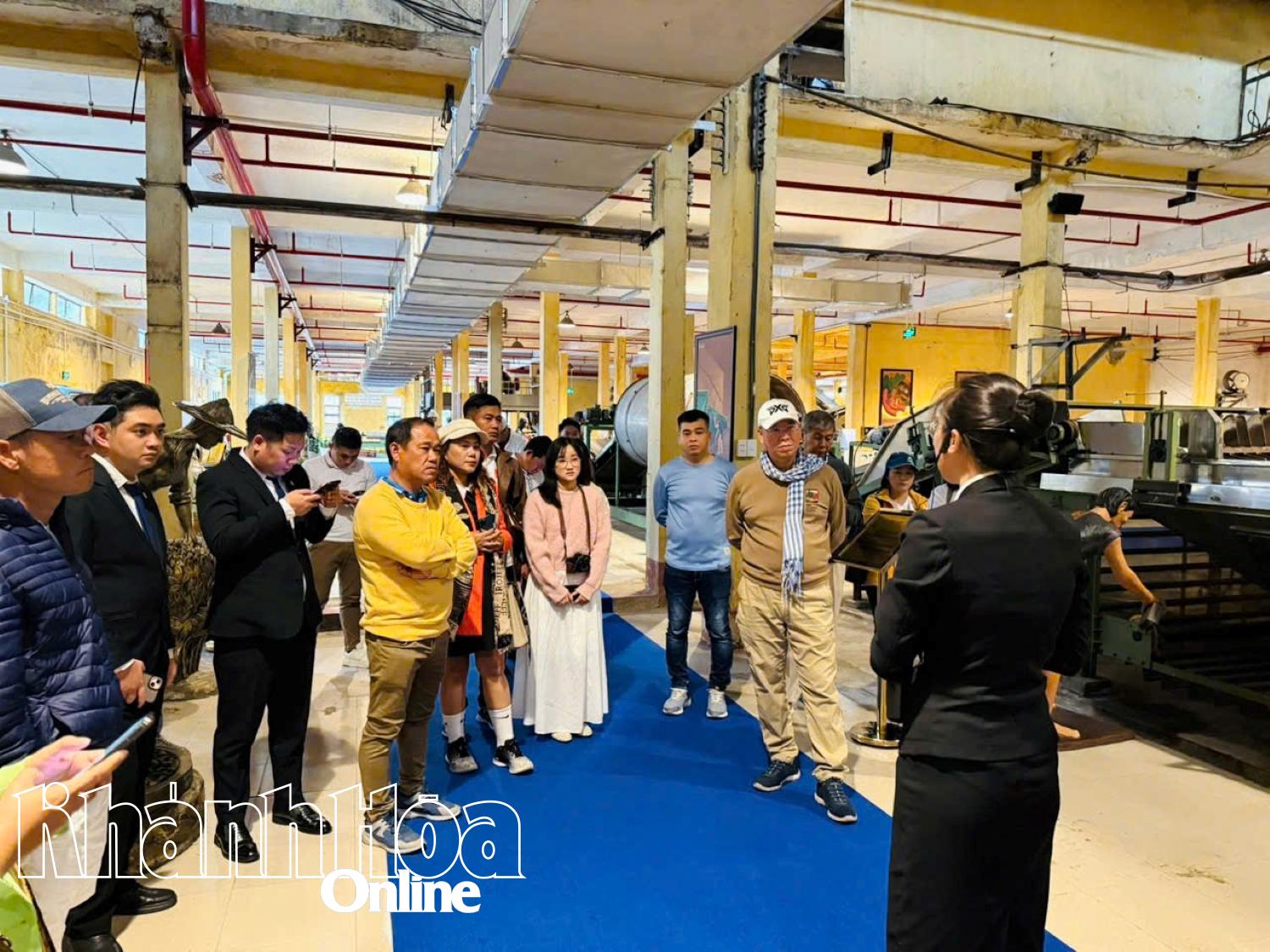 Đoàn famtrip của Chi hội Lữ hành Khánh Hòa tham quan Nhà máy chè 1927