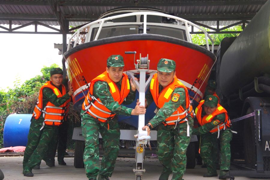 Cán bộ, chiến sĩ khẩn trương đưa ca nô chuyên dụng tham gia cứu hộ, cứu nạn.
