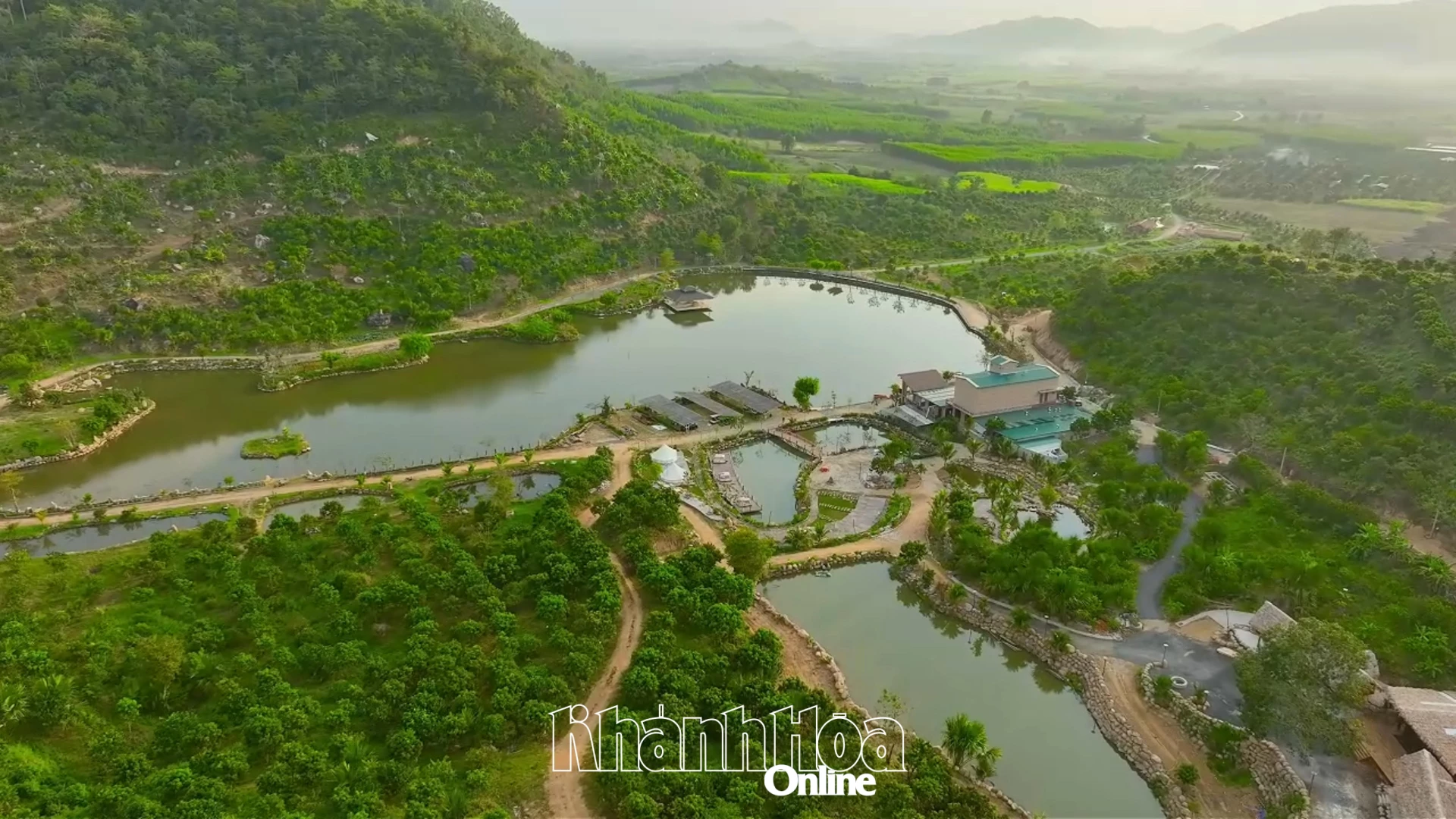 Ảnh trên: Sản Việt Farm rộng 120ha với nhiều cây trồng, vật nuôi và hoạt động trải nghiệm nông nghiệp.