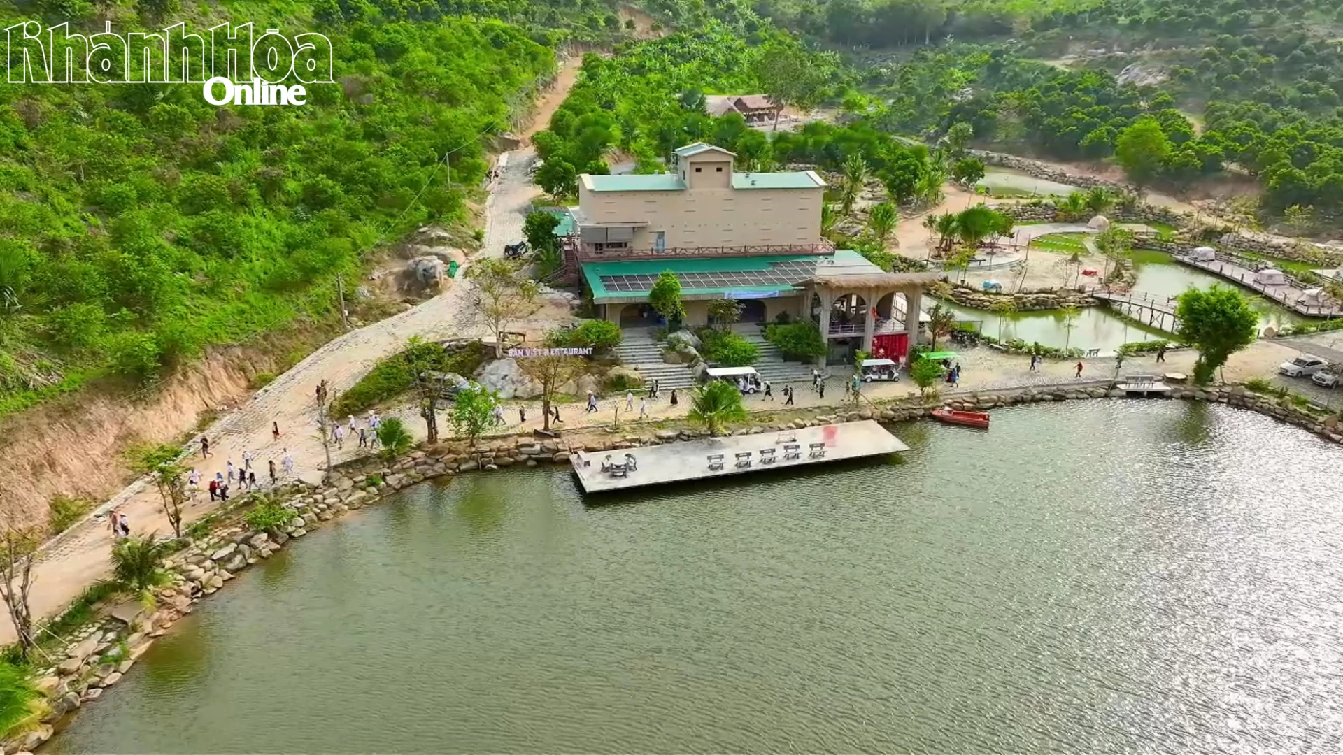 Sản Việt Farm như một ốc đảo xanh tươi đã được hình thành trên vùng đất khô cằn, sỏi đá.