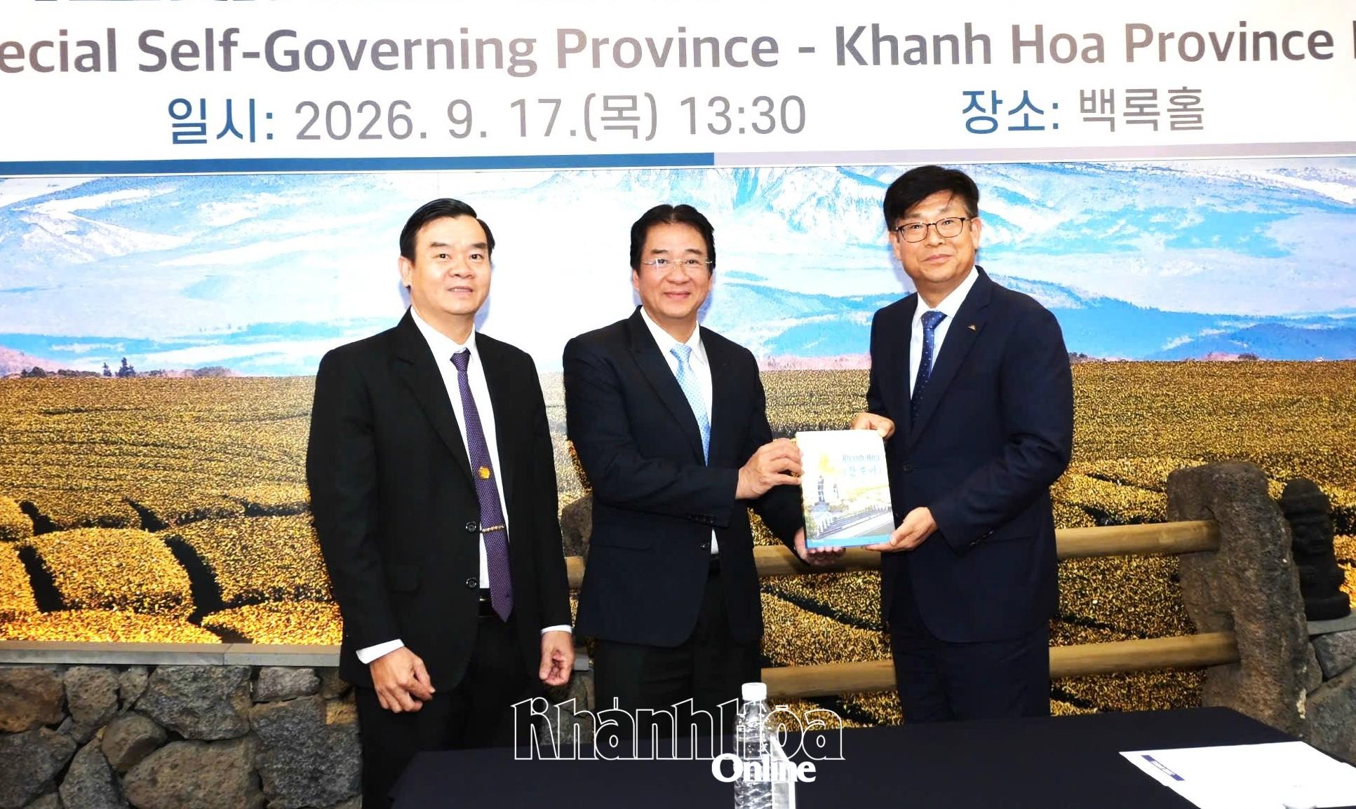Đoàn công tác tặng Cẩm nang du lịch tỉnh Khánh Hòa cho ông Park Cheon-su.