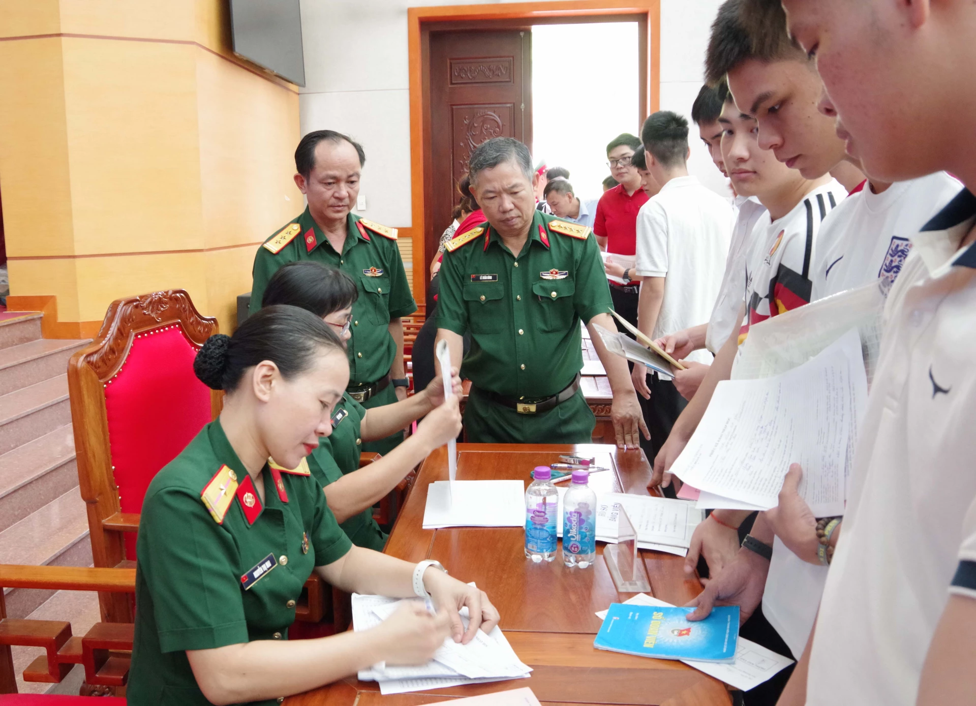 Hiệu trưởng nhà trường kiểm tra công tác tiếp nhận.