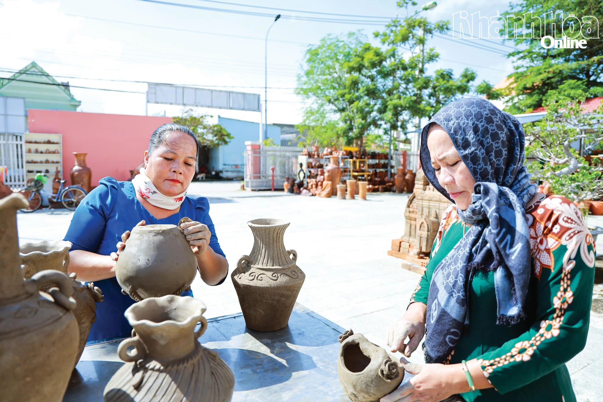 Nghệ nhân làm gốm Chăm ở làng Bàu Trúc, xã Ninh Phước.
