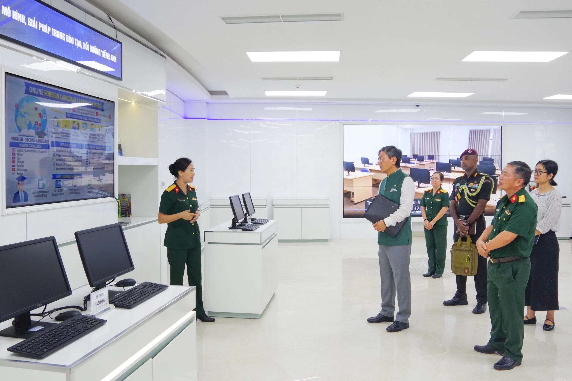 Đoàn tham quan tại Trung tâm Công nghệ thông tin và Ngoại ngữ.