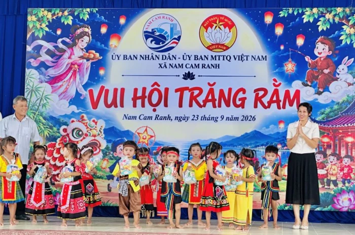 Xã Nam Cam Ranh tặng 19 xe đạp và 200 suất quà Trung thu thiếu nhi