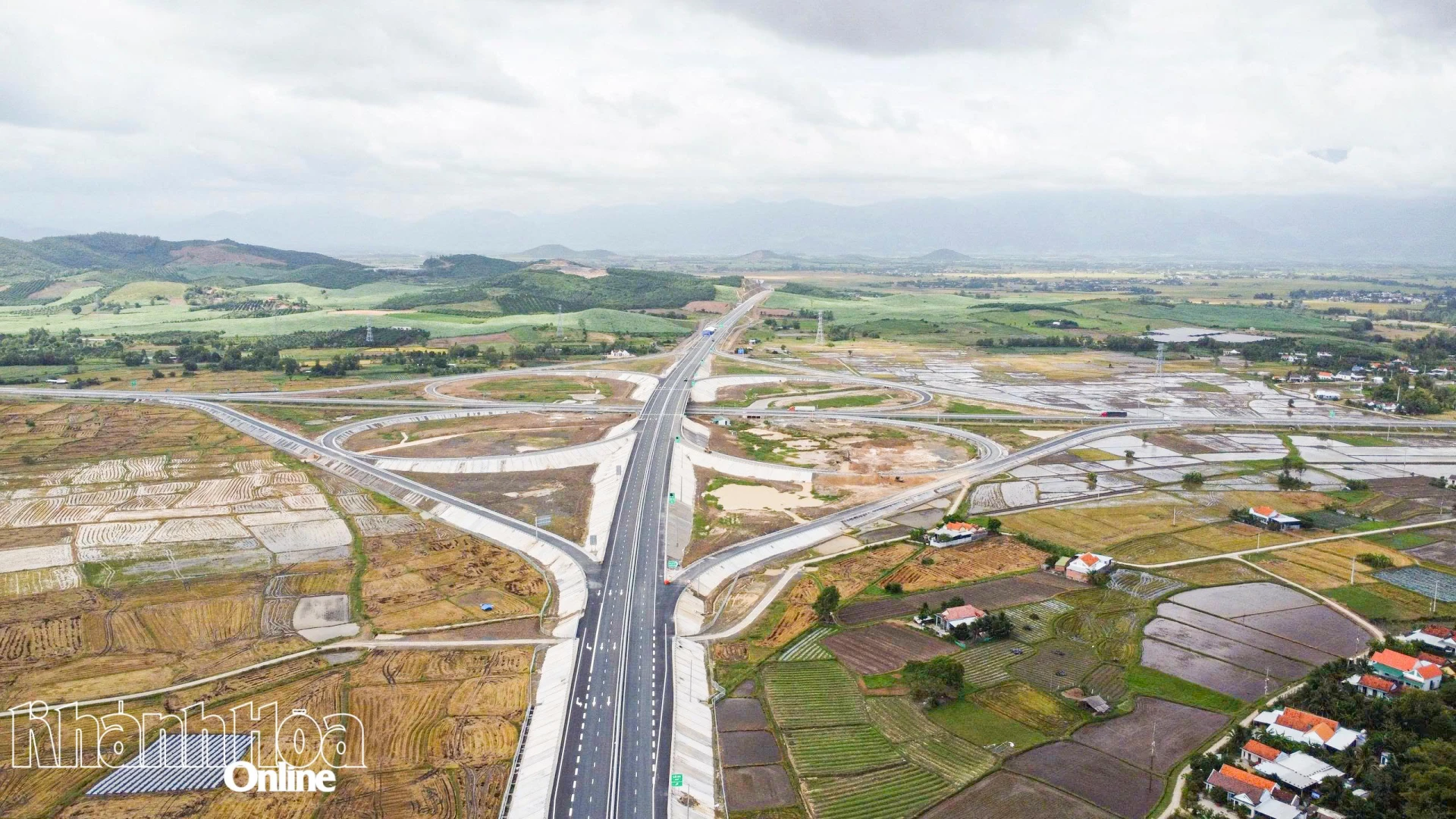 Công trình đường bộ cao tốc Khánh Hòa - Buôn Ma Thuột đoạn 20km đầu tuyến đã hoàn thành và đưa vào sử dụng.