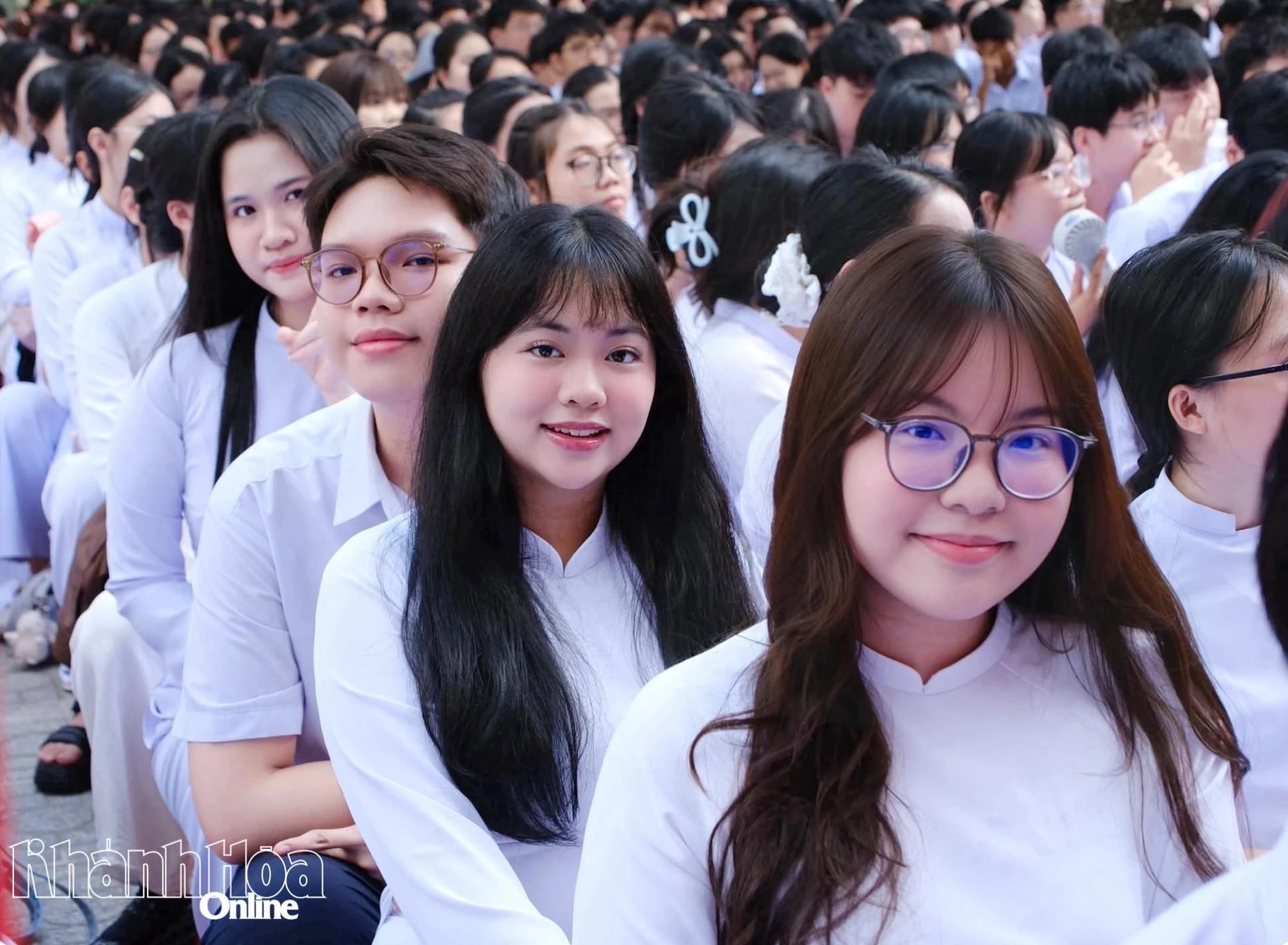 Học sinh Trường THPT Nguyễn Văn Trỗi tươi tắn trong ngày khai giảng. 