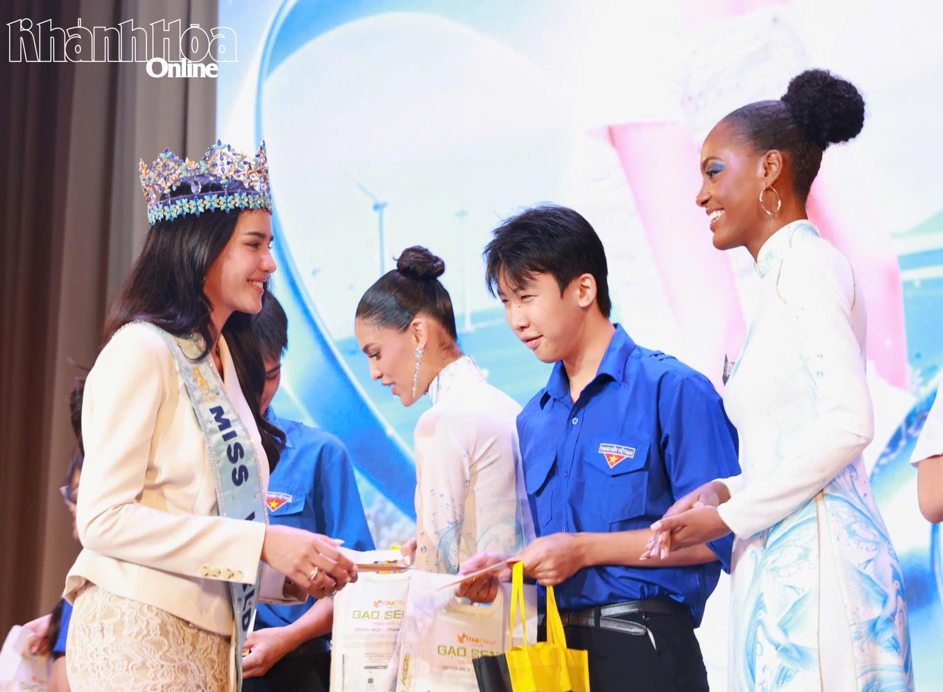 Reigning Miss World Opal Suchata Chuangsri presents gifts to students