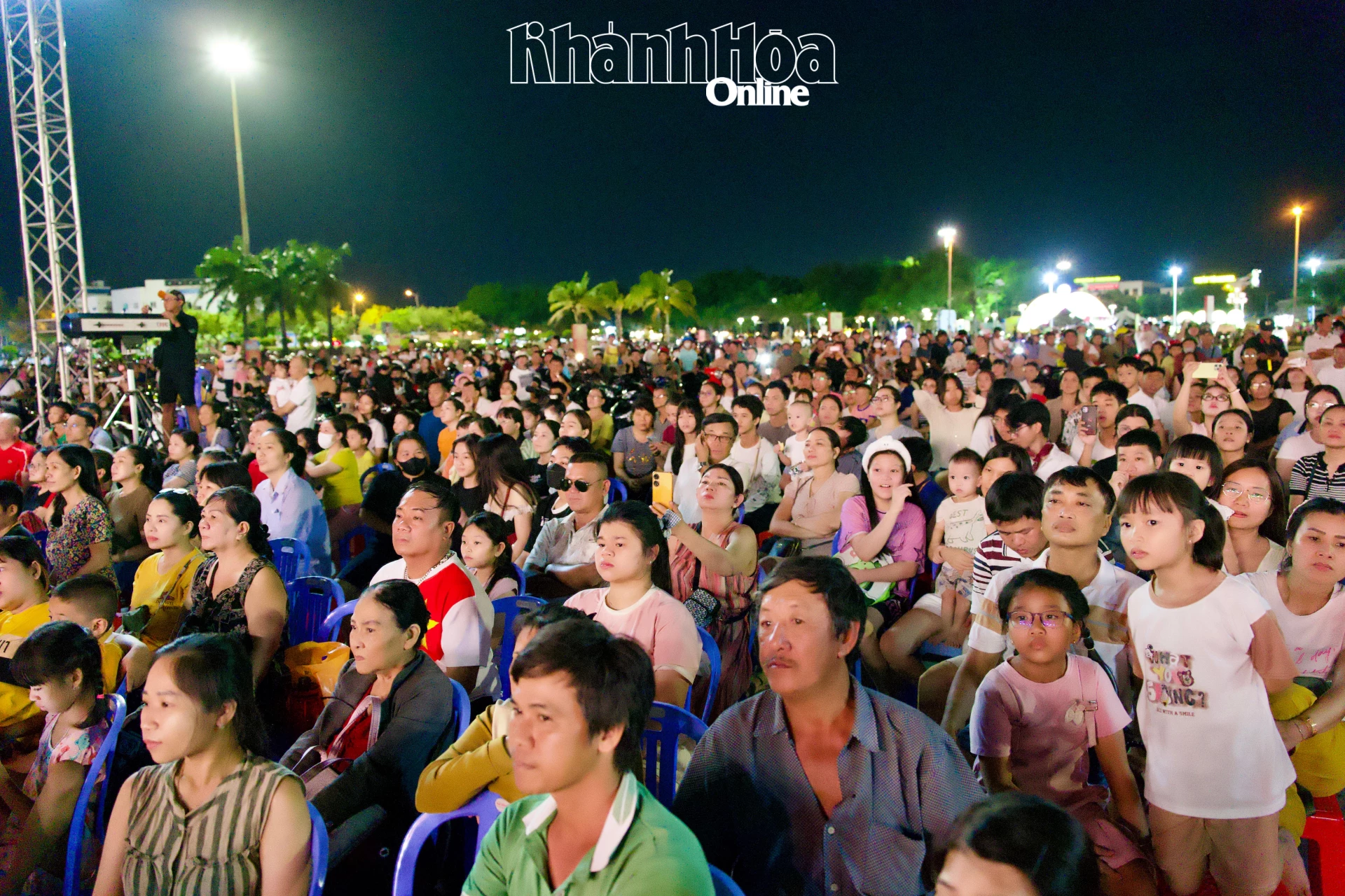 Numerous locals and visitors watch the program

