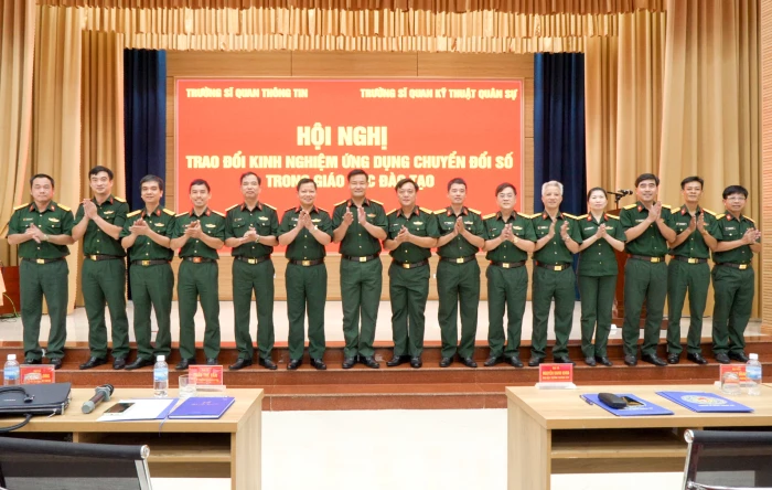 Trường Sĩ quan Kỹ thuật quân sự trao đổi kinh nghiệm tại Trường Sĩ quan Thông tin