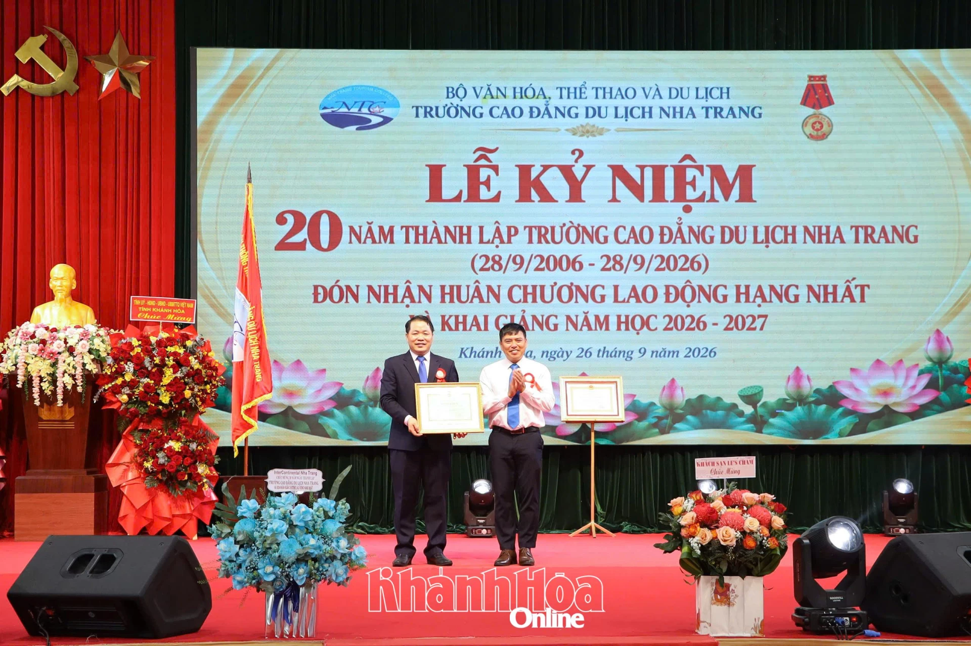 Trường Cao đẳng Du lịch Nha Trang đón nhận bằng khen của Bộ Giáo dục và Đào tạo.