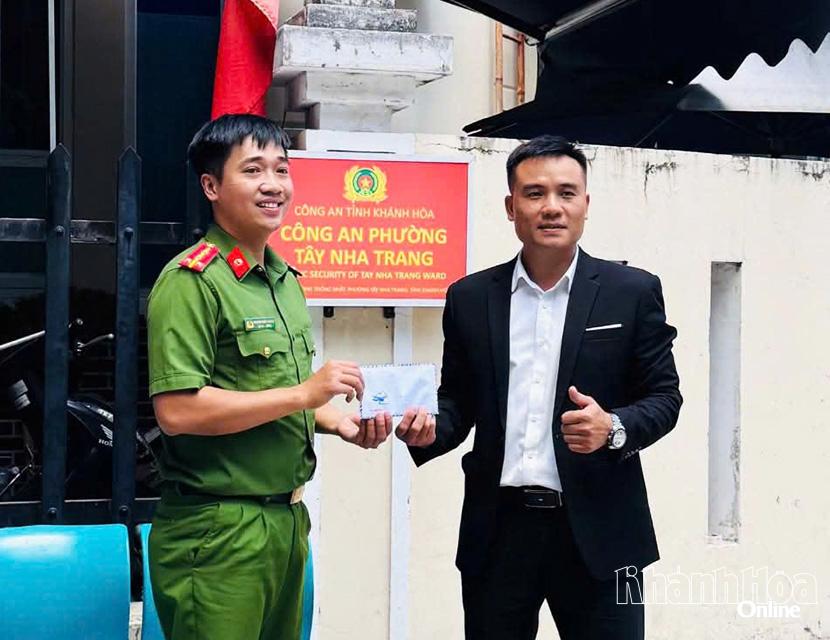 Ngay sau khi nhặt được tài sản bị đánh rơi, anh Phòng đã mang đến Công an phường Tây Nha Trang nhờ hỗ trợ tìm chủ nhân.