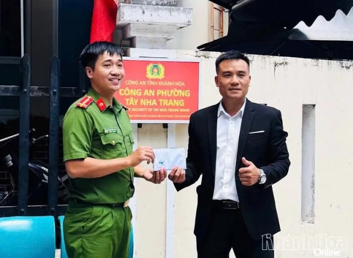 Nhặt được 10,5 triệu đồng, người dân giao công an tìm chủ nhân trao trả