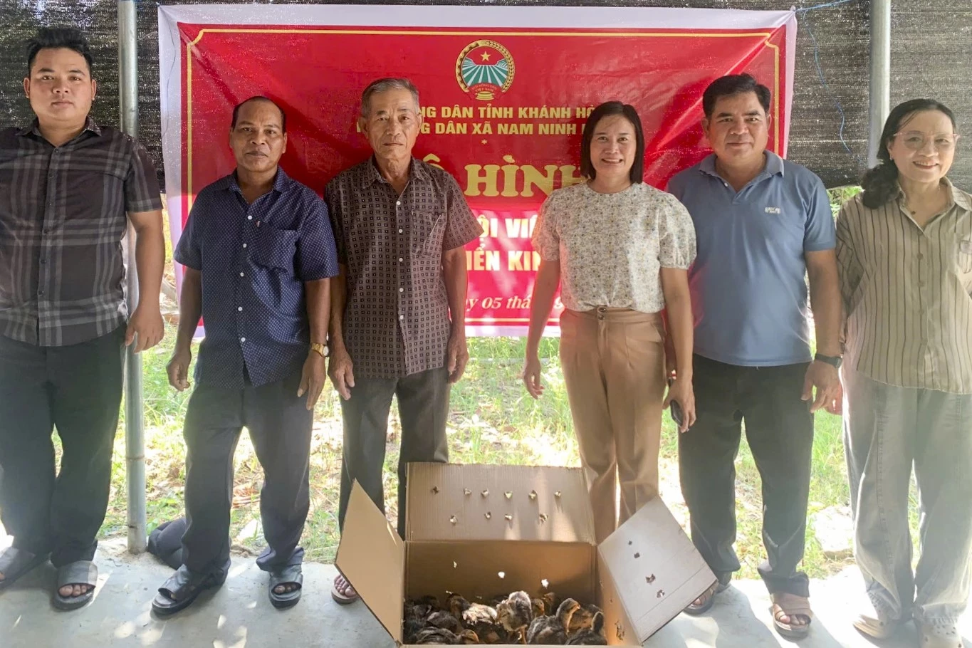 Hội Nông dân xã Nam Ninh Hòa trao tặng gà giống cho hội viên có hoàn cảnh khó khăn.