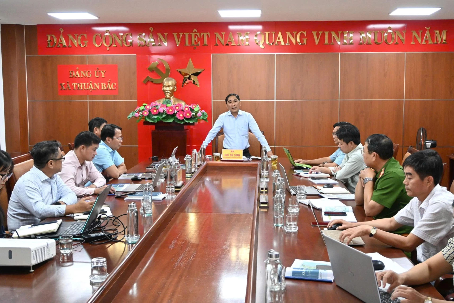 Quang cảnh hội nghị Đảng ủy xã Thuận Bắc.