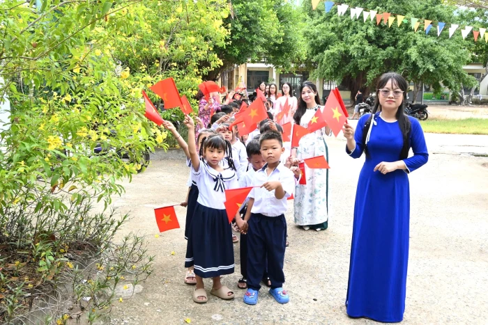 Lãnh đạo xã Thuận Bắc dự khai giảng năm học mới tại các trường trên địa bàn