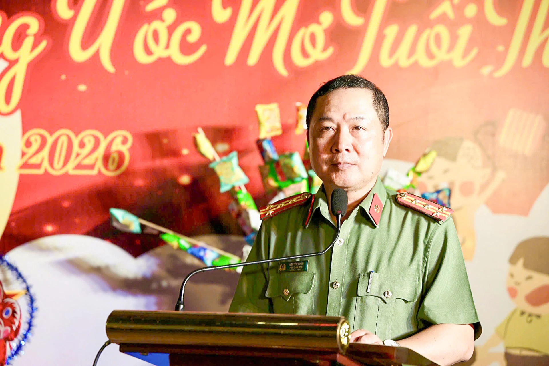 Đại tá Nguyễn Quân phát biểu, động viên các cháu thiếu nhi nhân dịp Tết Trung thu.