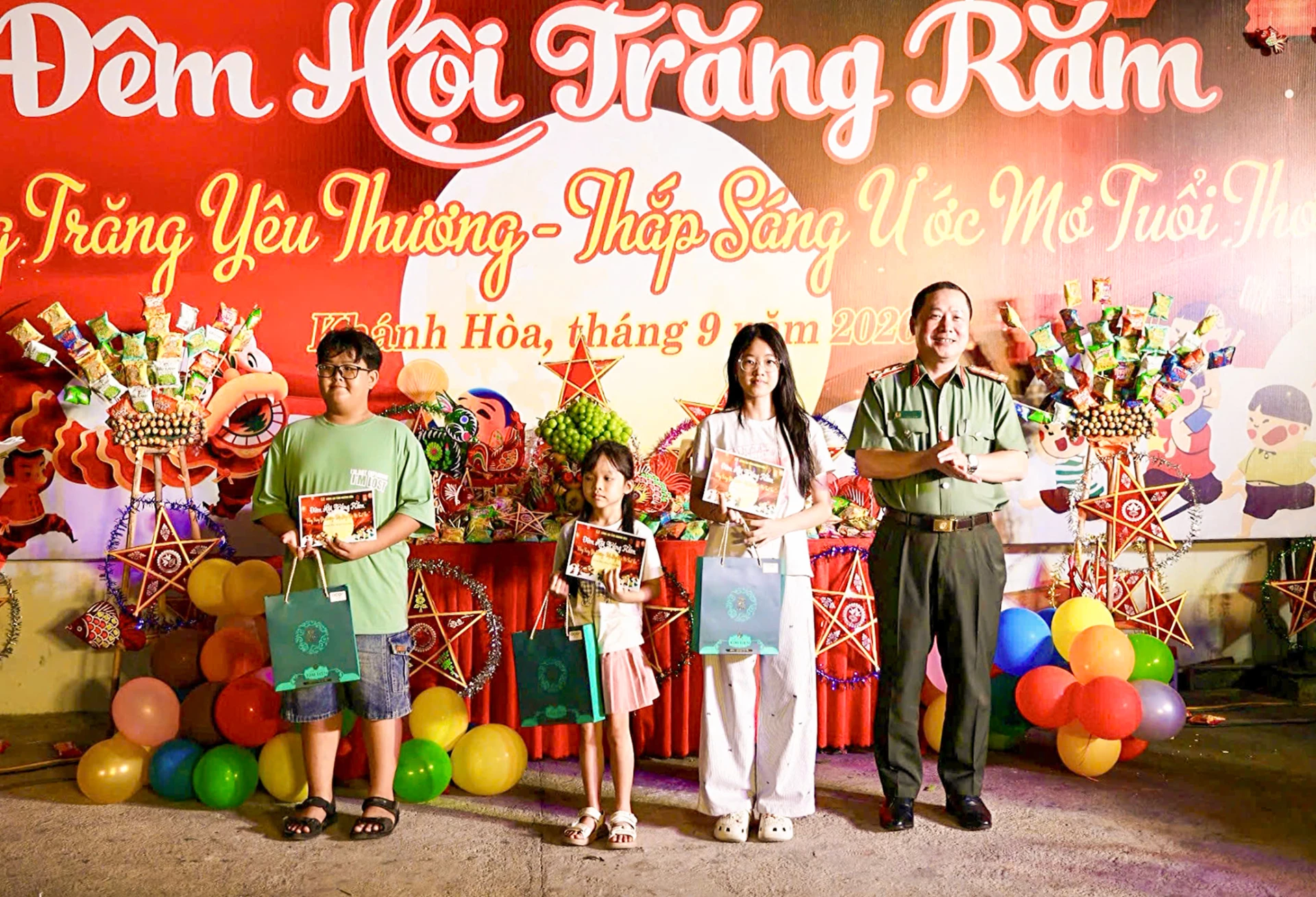 Đại tá Nguyễn Quân, Phó Bí thư Đảng ủy, Phó Giám đốc Công an tỉnh trao học bổng cho các cháu là con cán bộ, chiến sĩ có hoàn cảnh khó khăn, vượt khó vươn lên học tốt.